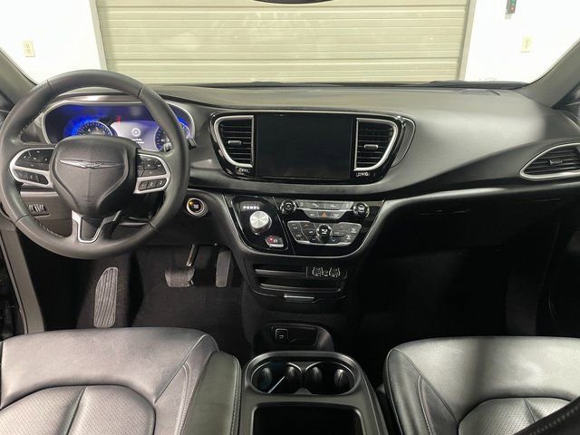 Used 2025 Chrysler Pacifica Select image 12
