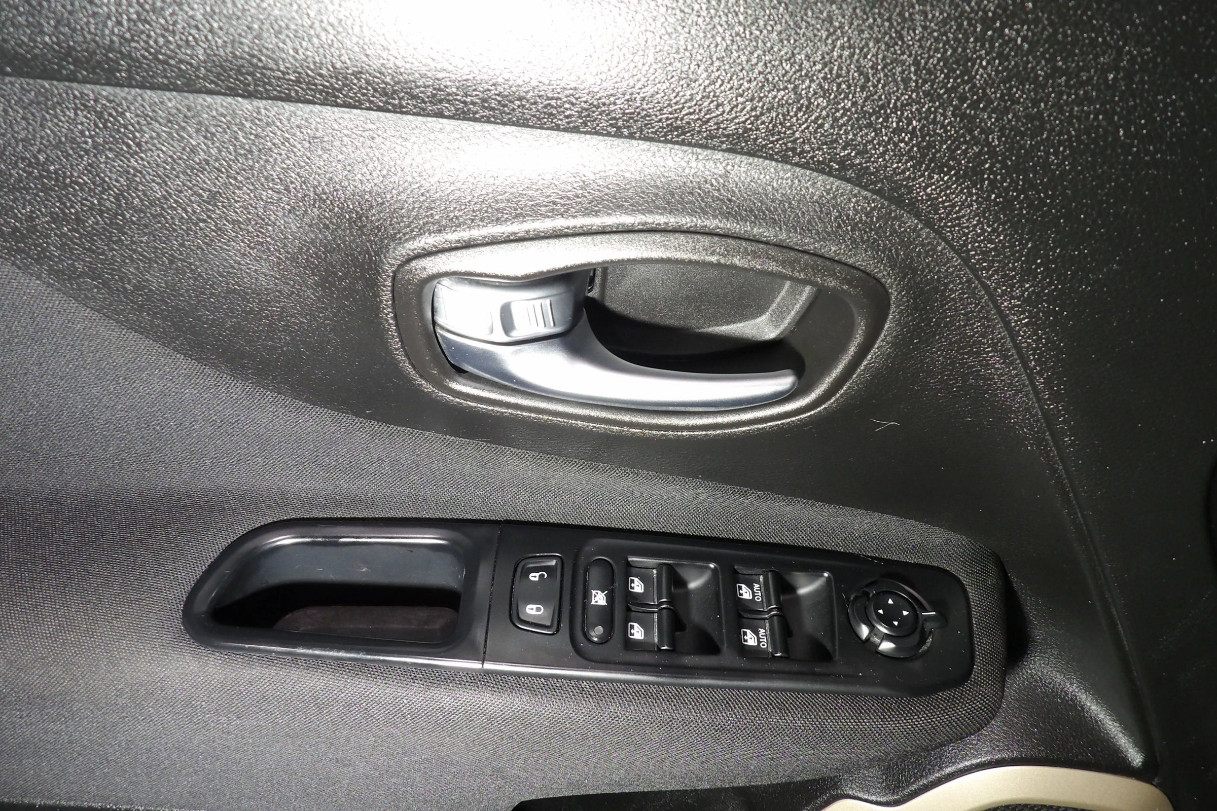 Used 2017 Jeep Renegade Latitude w/ Cold Weather Group image 7