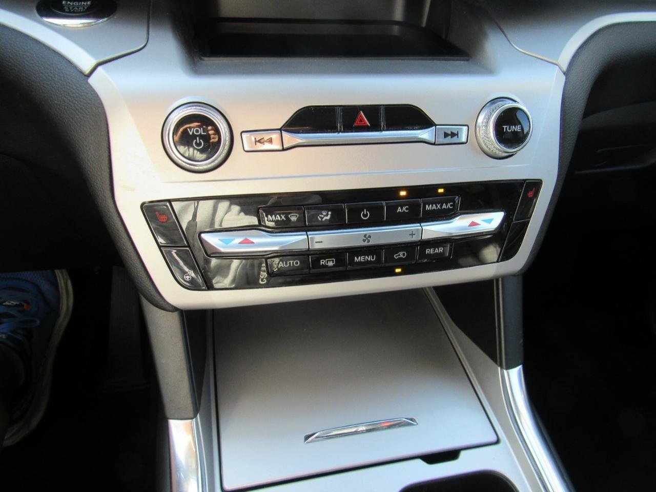 Used 2022 Ford Explorer XLT w/ Equipment Group 202A image 27