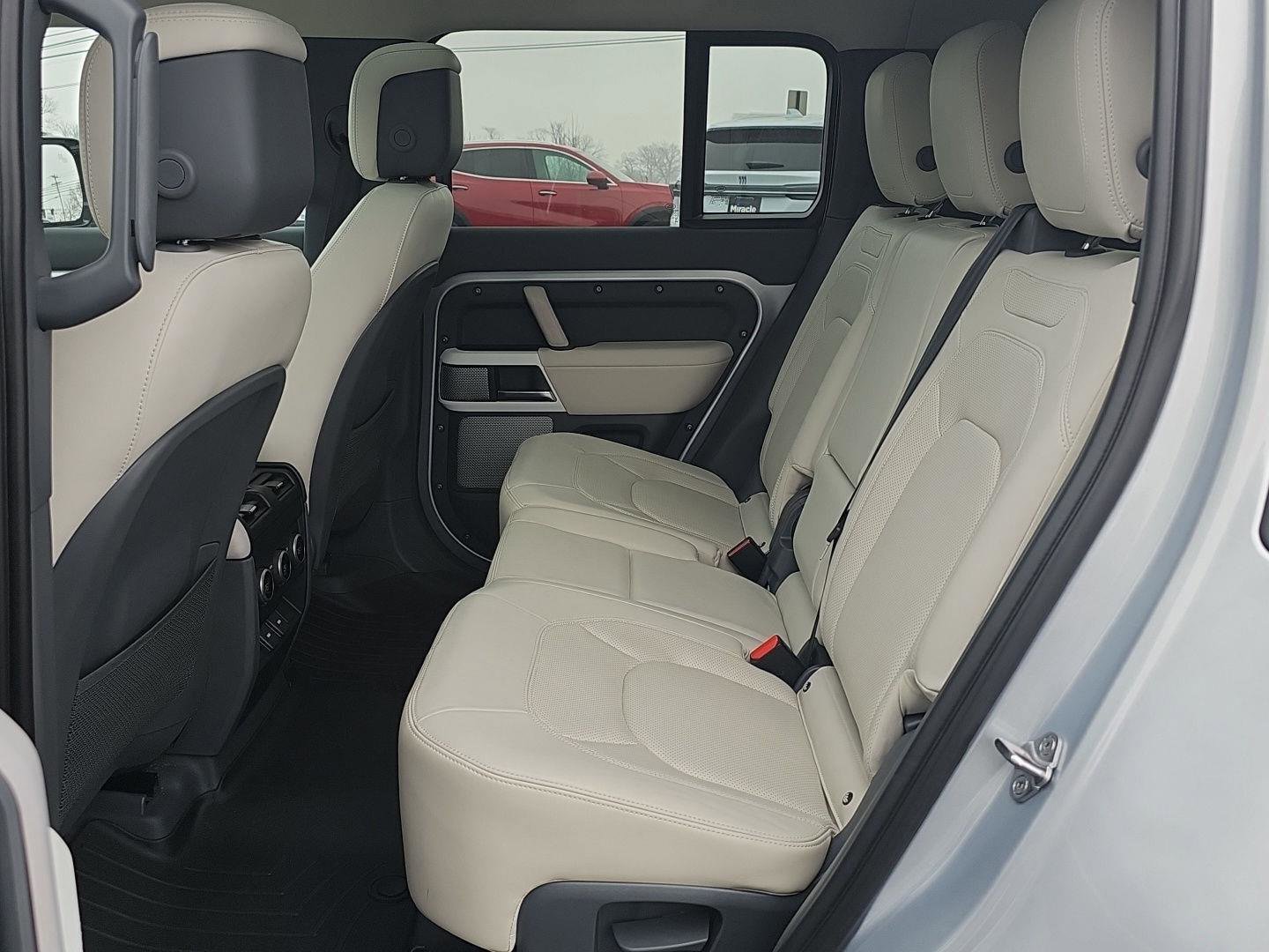 Used 2023 Land Rover Defender 130 SE image 28