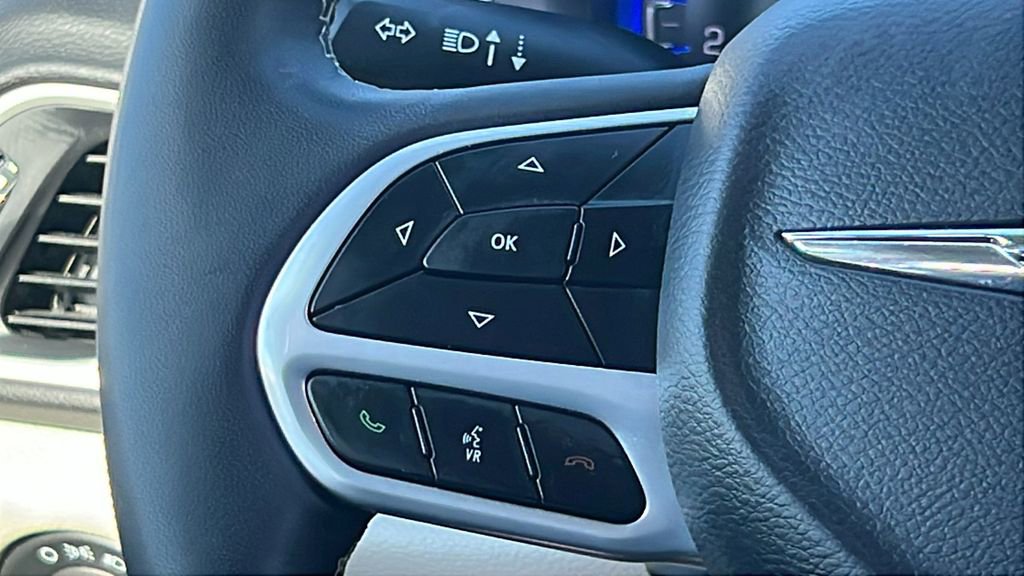 Used 2024 Chrysler Pacifica Touring-L image 25