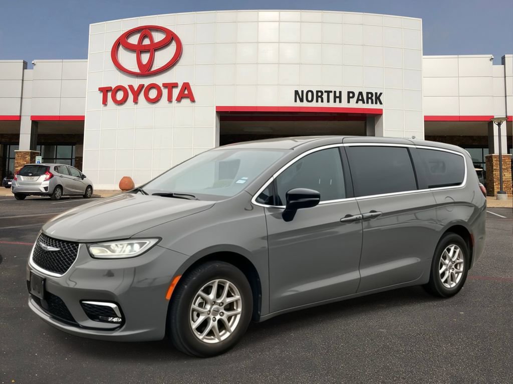 Used 2025 Chrysler Pacifica Select