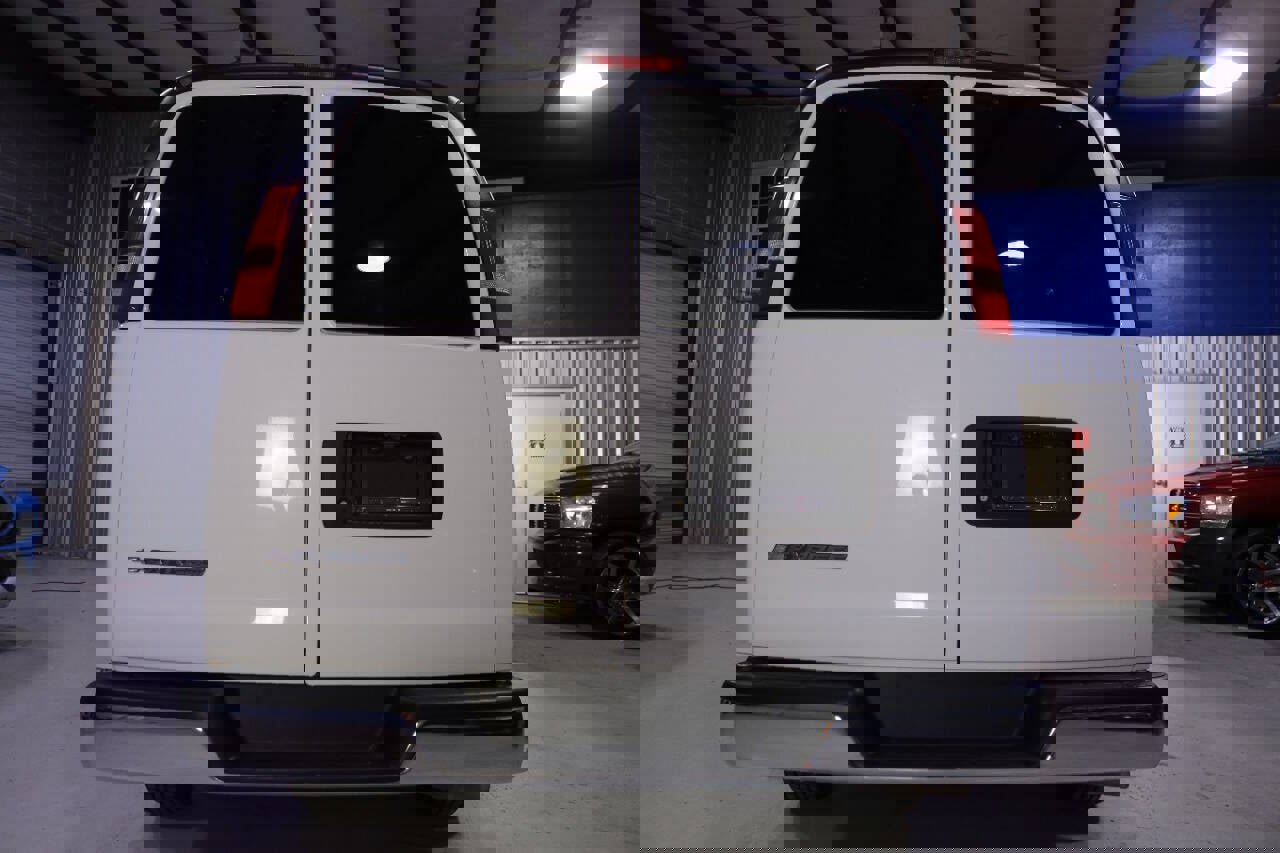 Used 2019 Chevrolet Express 3500 LT w/ LT Preferred Equipment Group RWD image 4