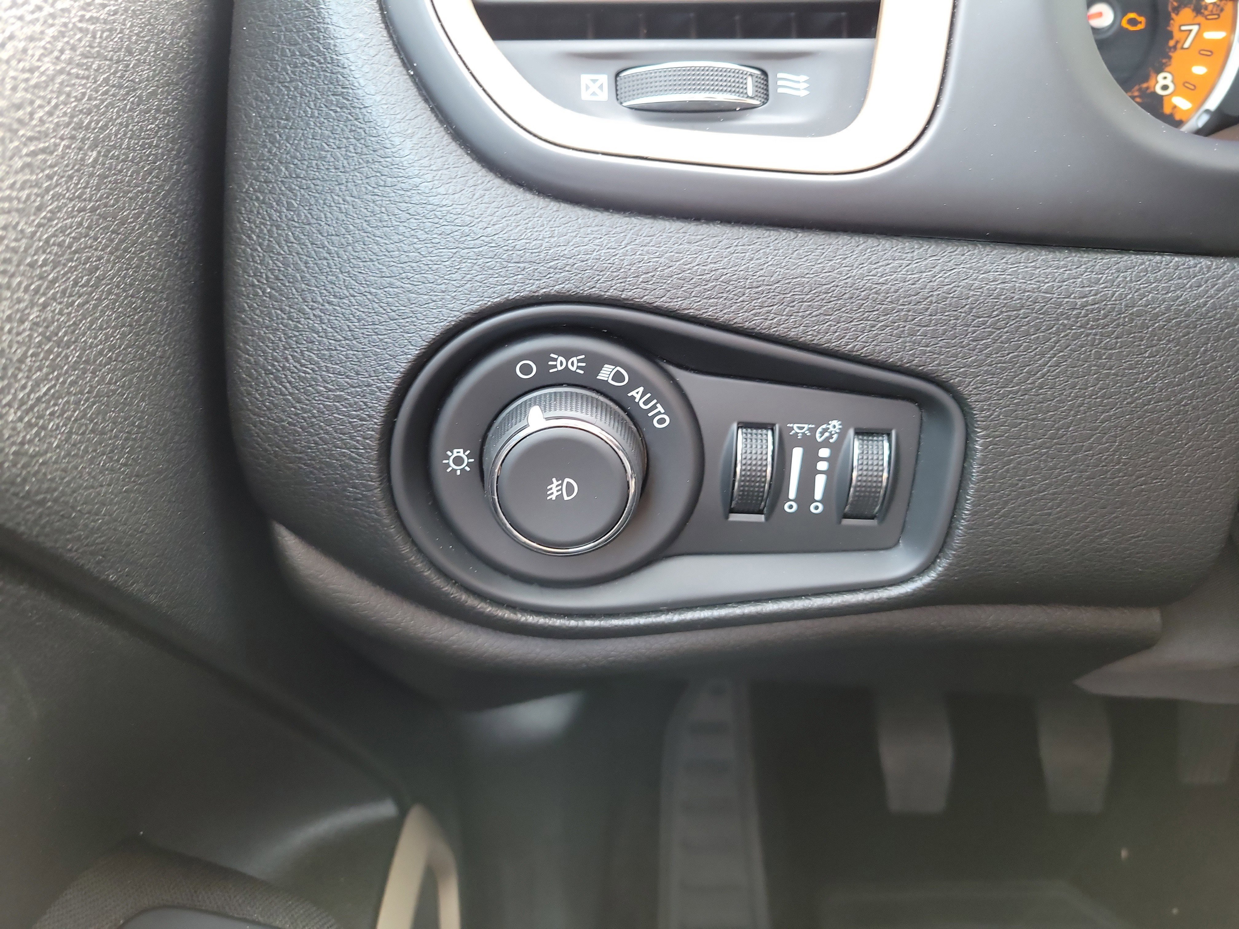 Used 2015 Jeep Renegade Latitude w/ Cold Weather Group II image 24