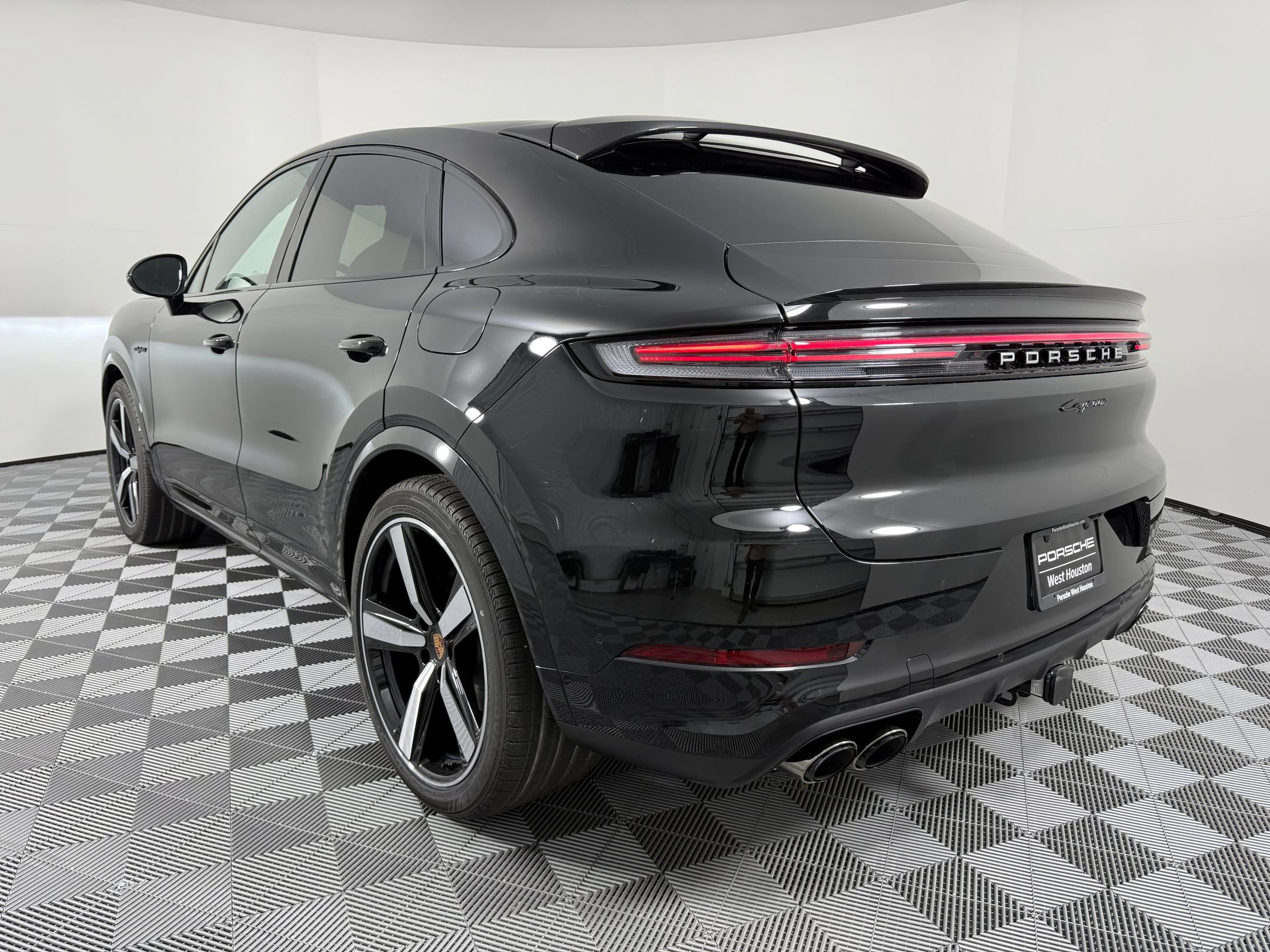 Certified 2026 Porsche Cayenne E-Hybrid Coupe AWD/4WD image 3