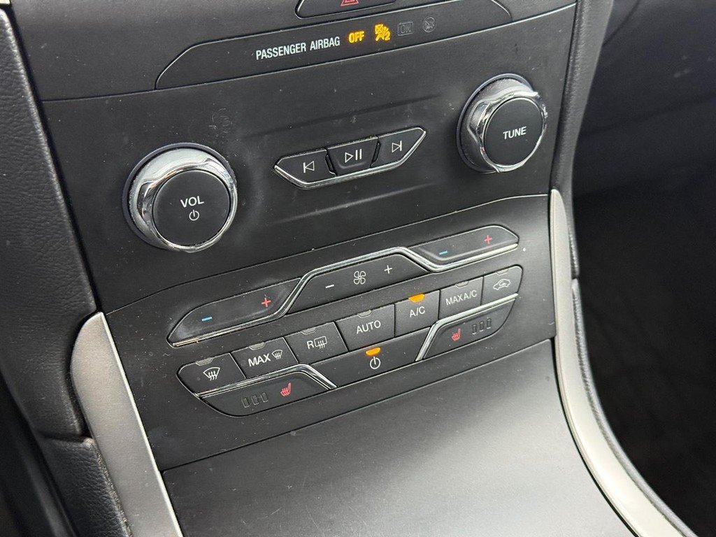 Used 2019 Ford Edge SEL w/ Cold Weather Package AWD/4WD image 18
