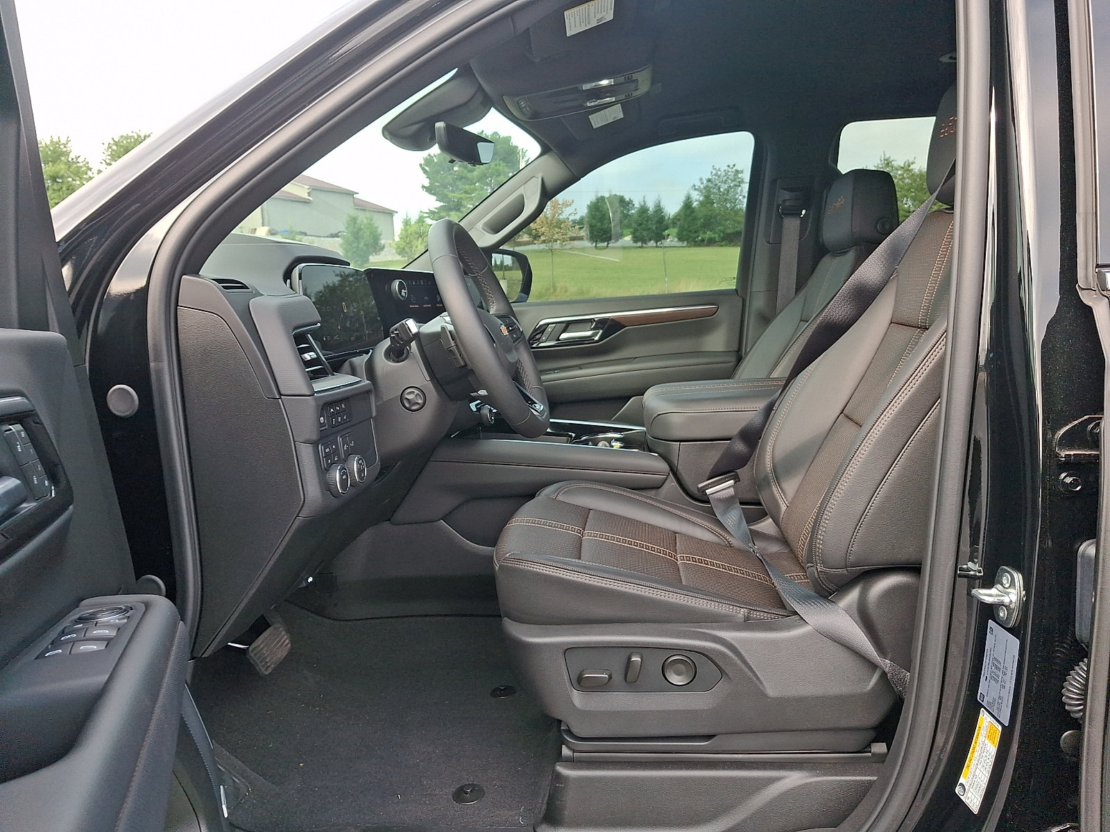 Used 2025 Chevrolet Tahoe High Country AWD/4WD image 14