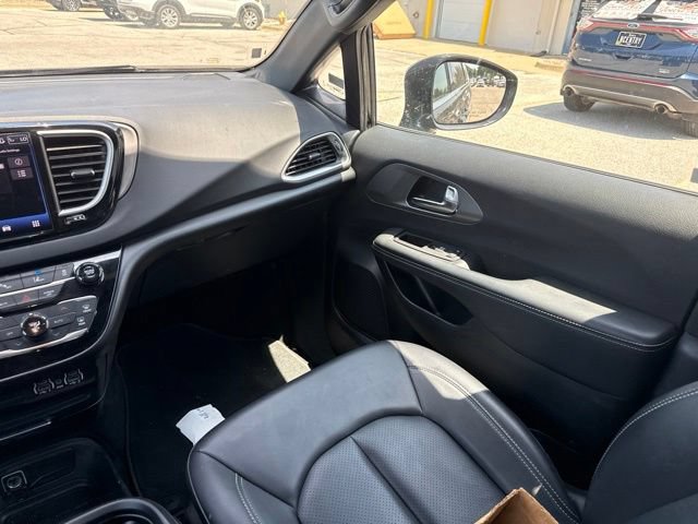 Used 2025 Chrysler Pacifica Select FWD image 18
