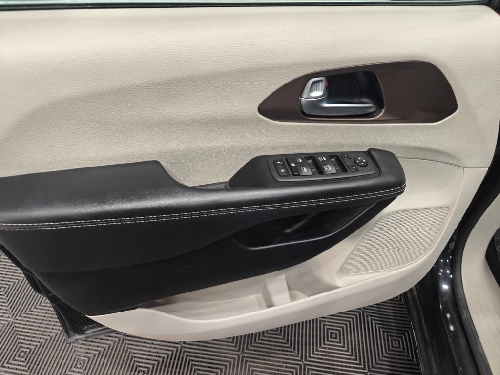 Used 2023 Chrysler Voyager LX FWD image 57