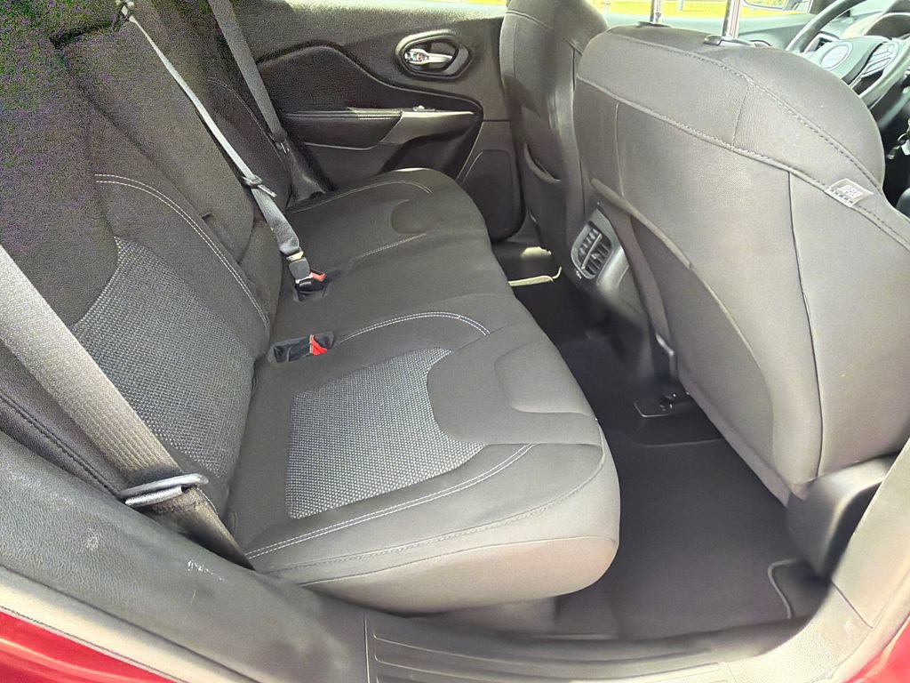 Used 2021 Jeep Cherokee Latitude FWD image 15