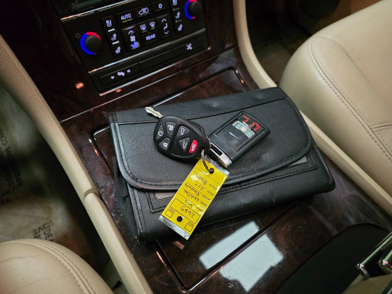 Used 2012 Cadillac Escalade Luxury RWD image 23
