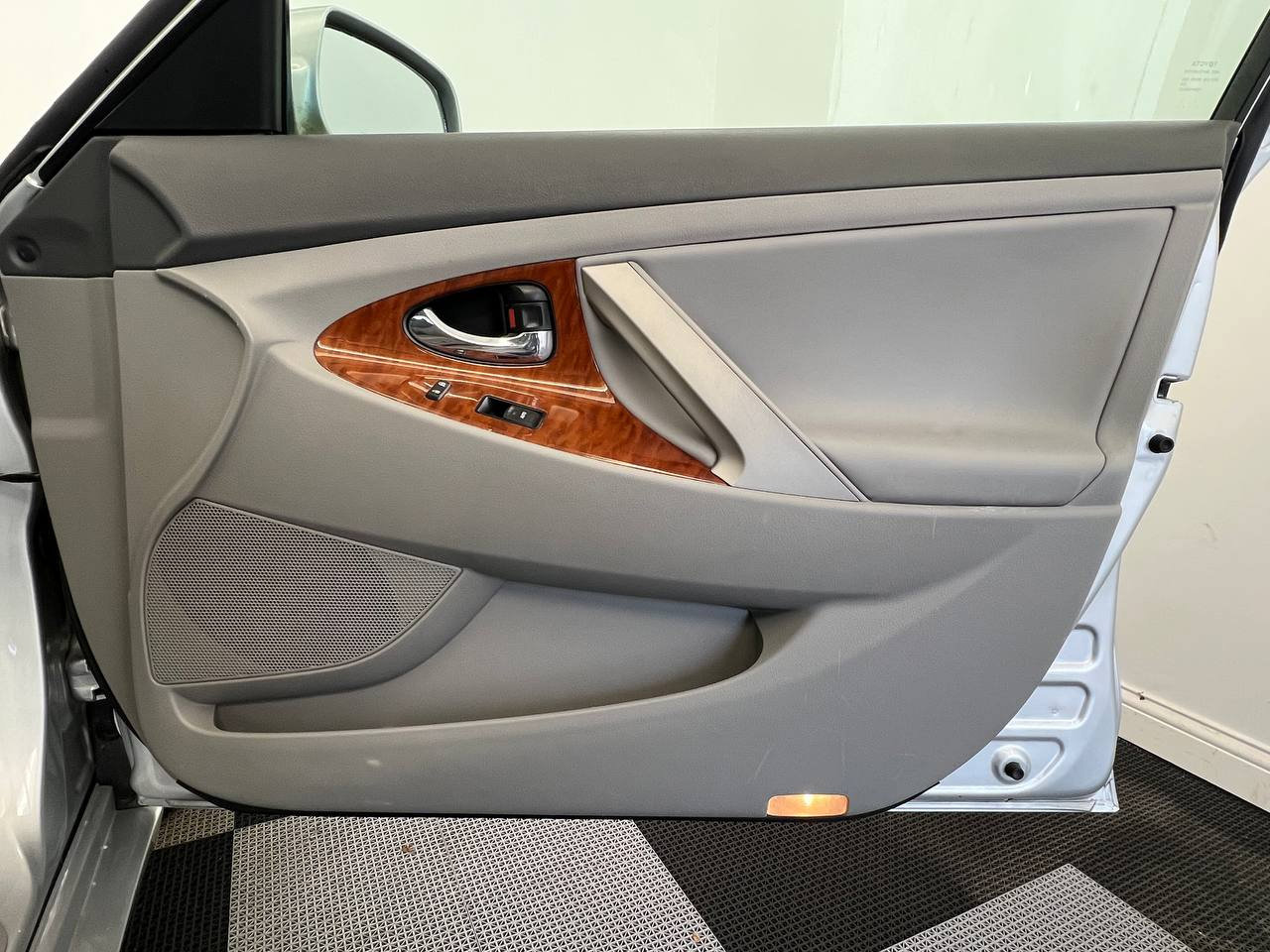 Used 2011 Toyota Camry XLE w/ XLE Extra-Value Pkg #2 image 11