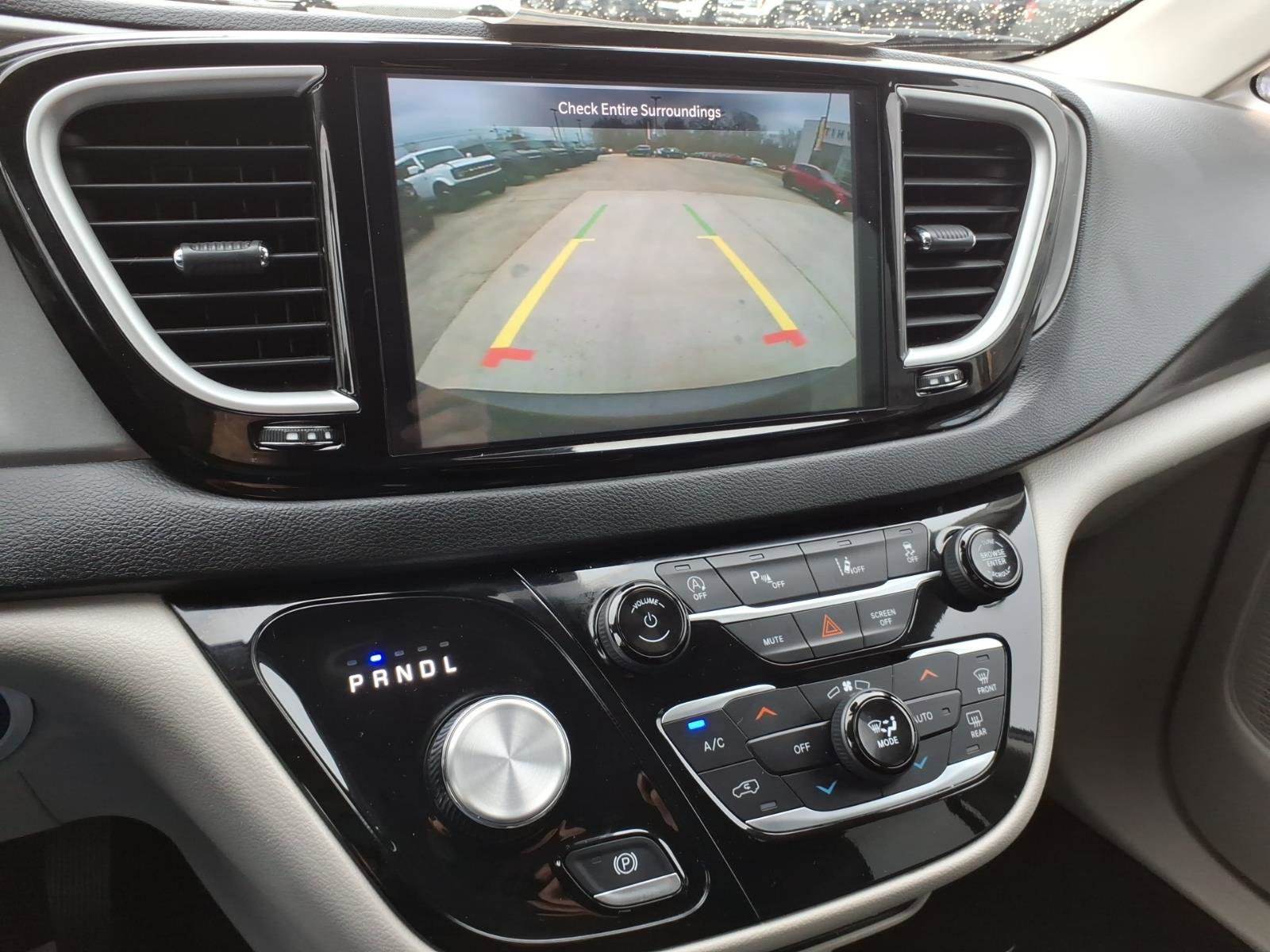 Used 2023 Chrysler Pacifica Touring-L image 19