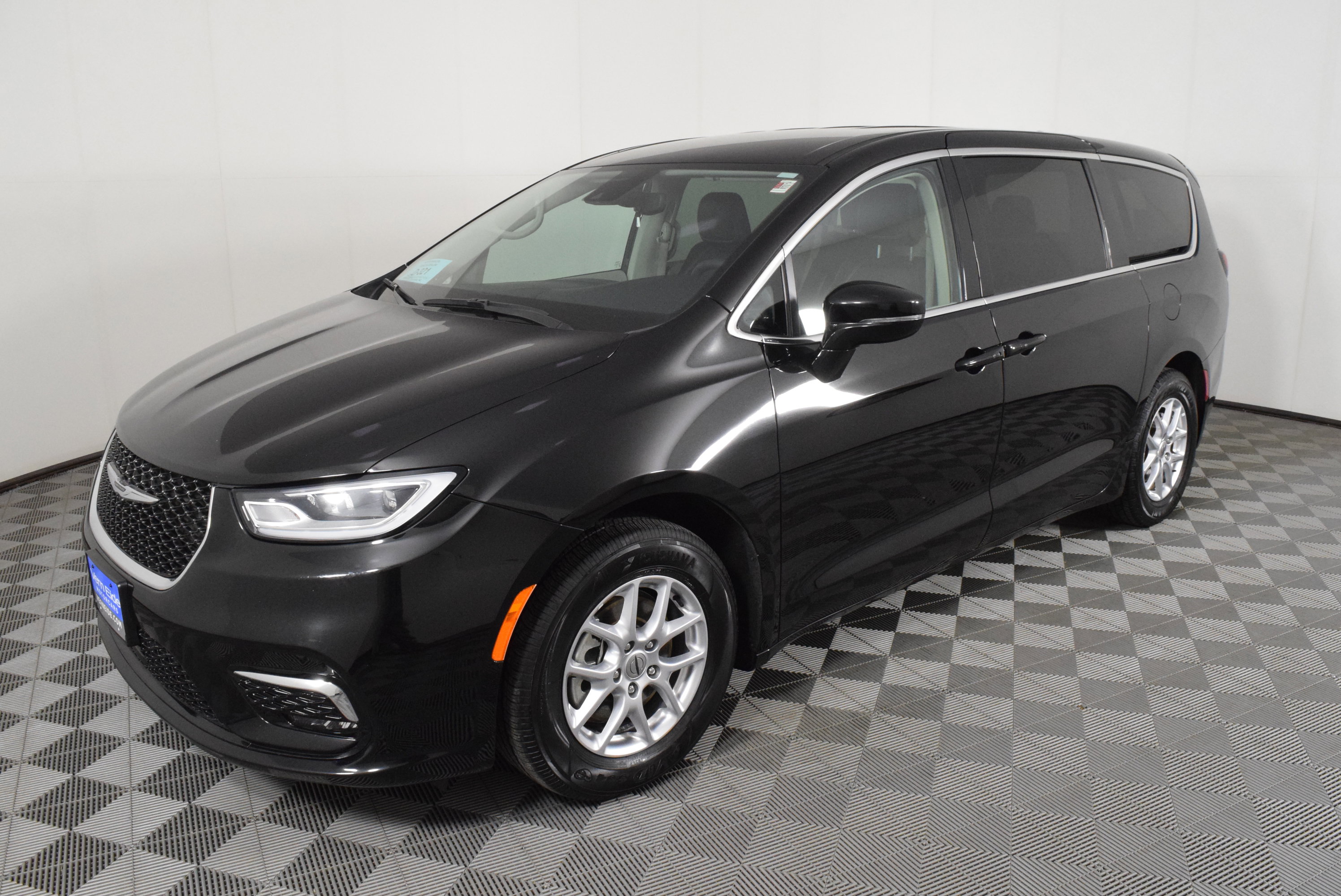 Used 2024 Chrysler Pacifica Touring-L image 9
