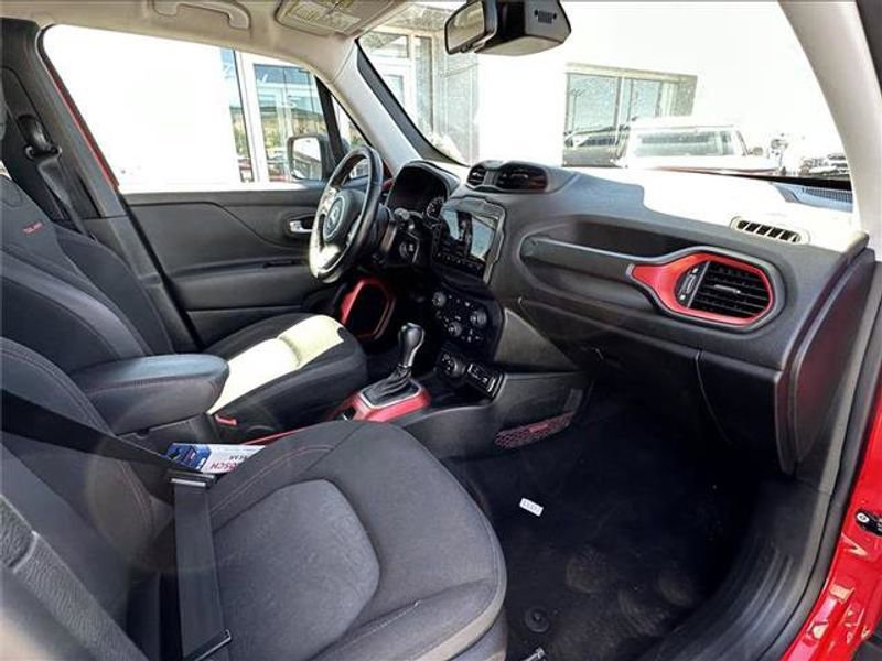 Used 2018 Jeep Renegade Trailhawk w/ UConnect 8.4 Nav Group image 9