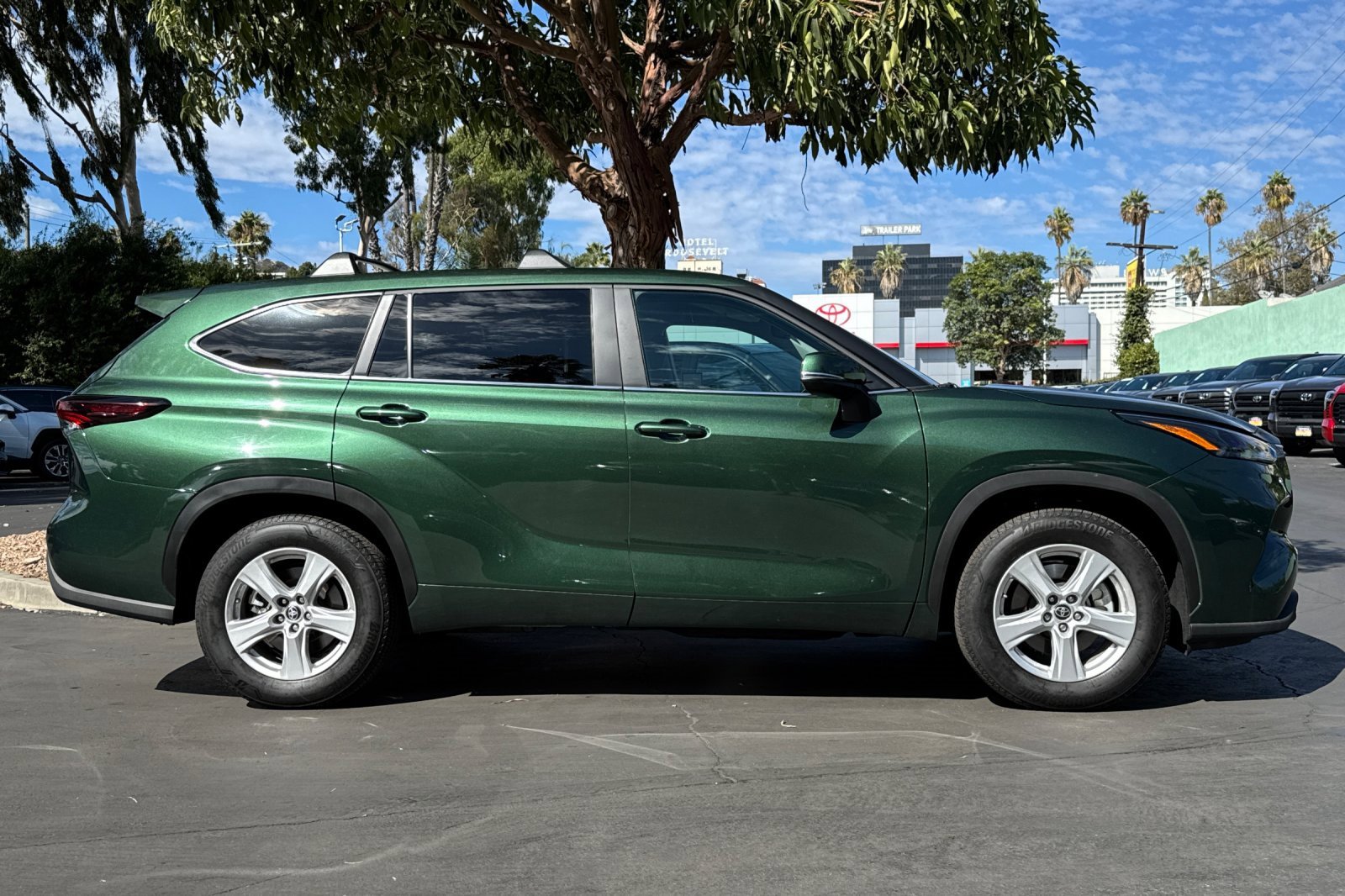 Used 2024 Toyota Highlander LE image 3