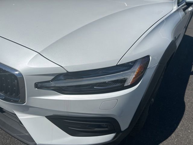 Certified 2025 Volvo V60 B5 Cross Country Plus AWD/4WD image 8