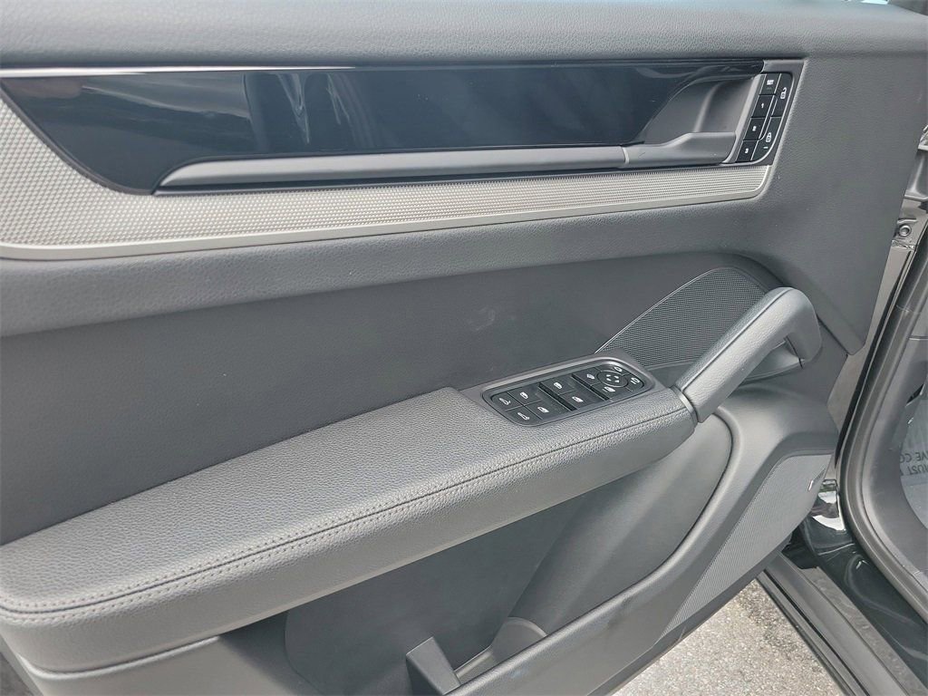 Certified 2025 Porsche Cayenne image 25