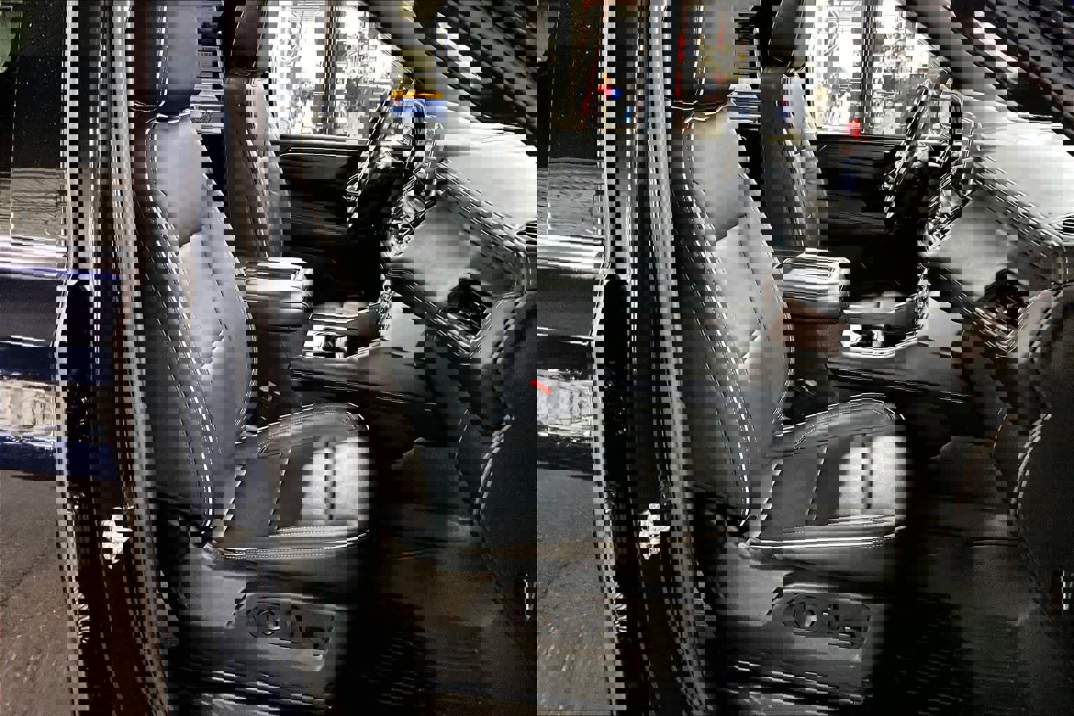 Used 2021 GMC Yukon SLT w/ SLT Premium Package AWD/4WD image 8