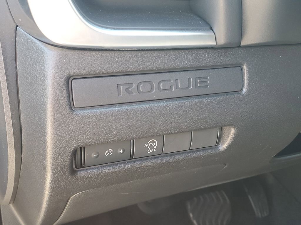 Used 2024 Nissan Rogue S image 12