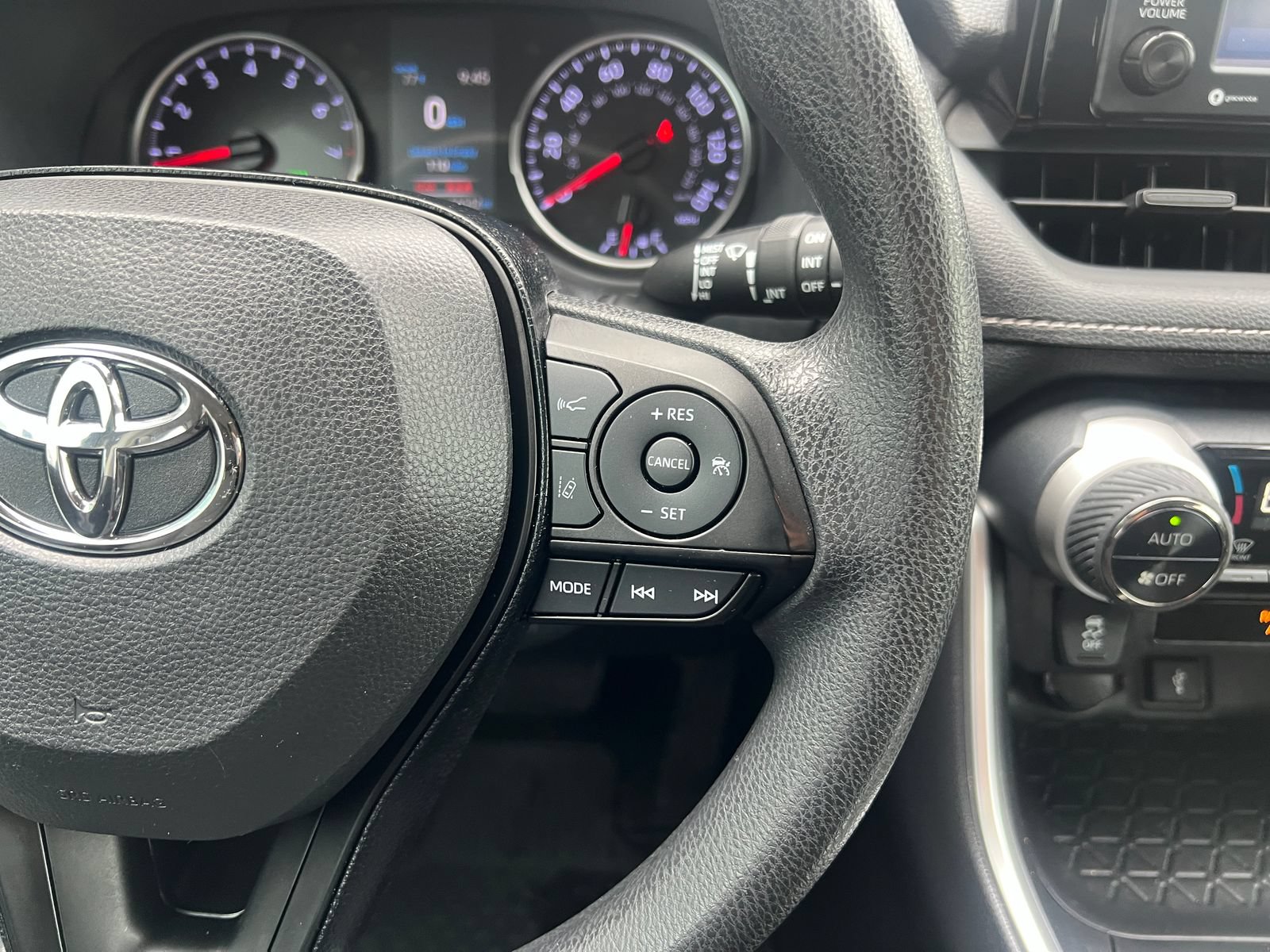 Used 2020 Toyota RAV4 XLE FWD image 22