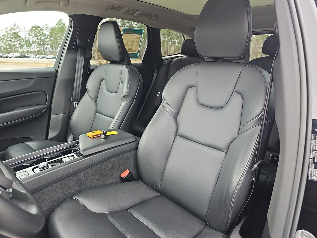 Used 2025 Volvo XC60 B5 Core image 19