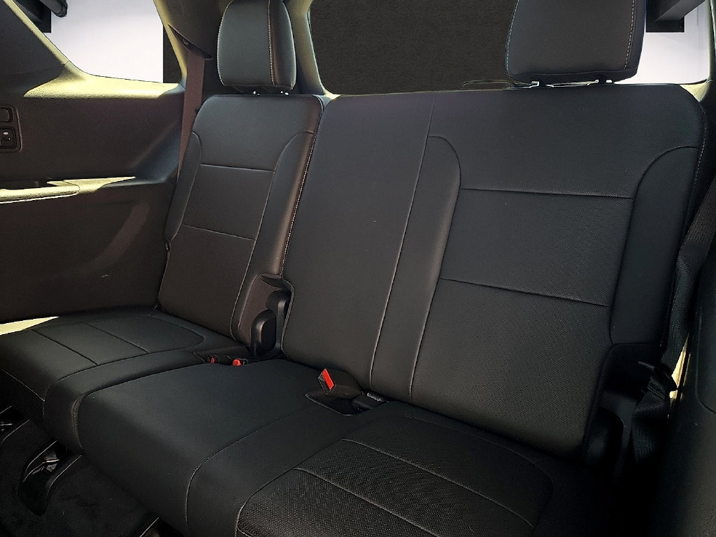 Used 2023 Chevrolet Traverse Premier FWD image 9