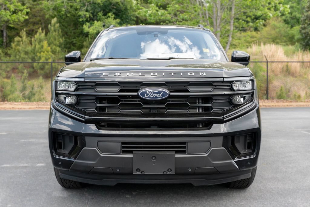 Used 2025 Ford Expedition Active RWD image 3