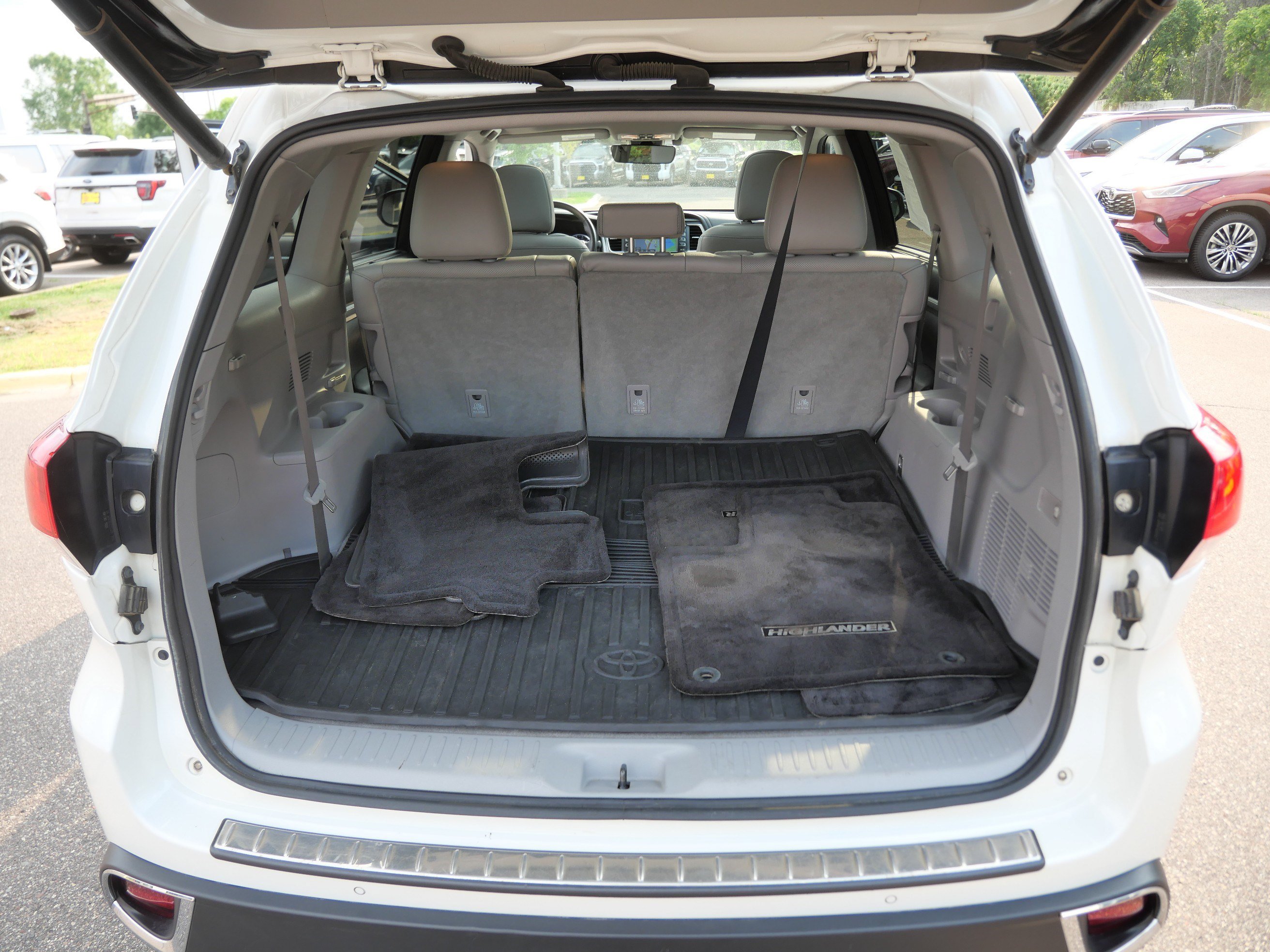 Certified 2017 Toyota Highlander Limited Platinum w/ Carpet Mat Package AWD/4WD image 18