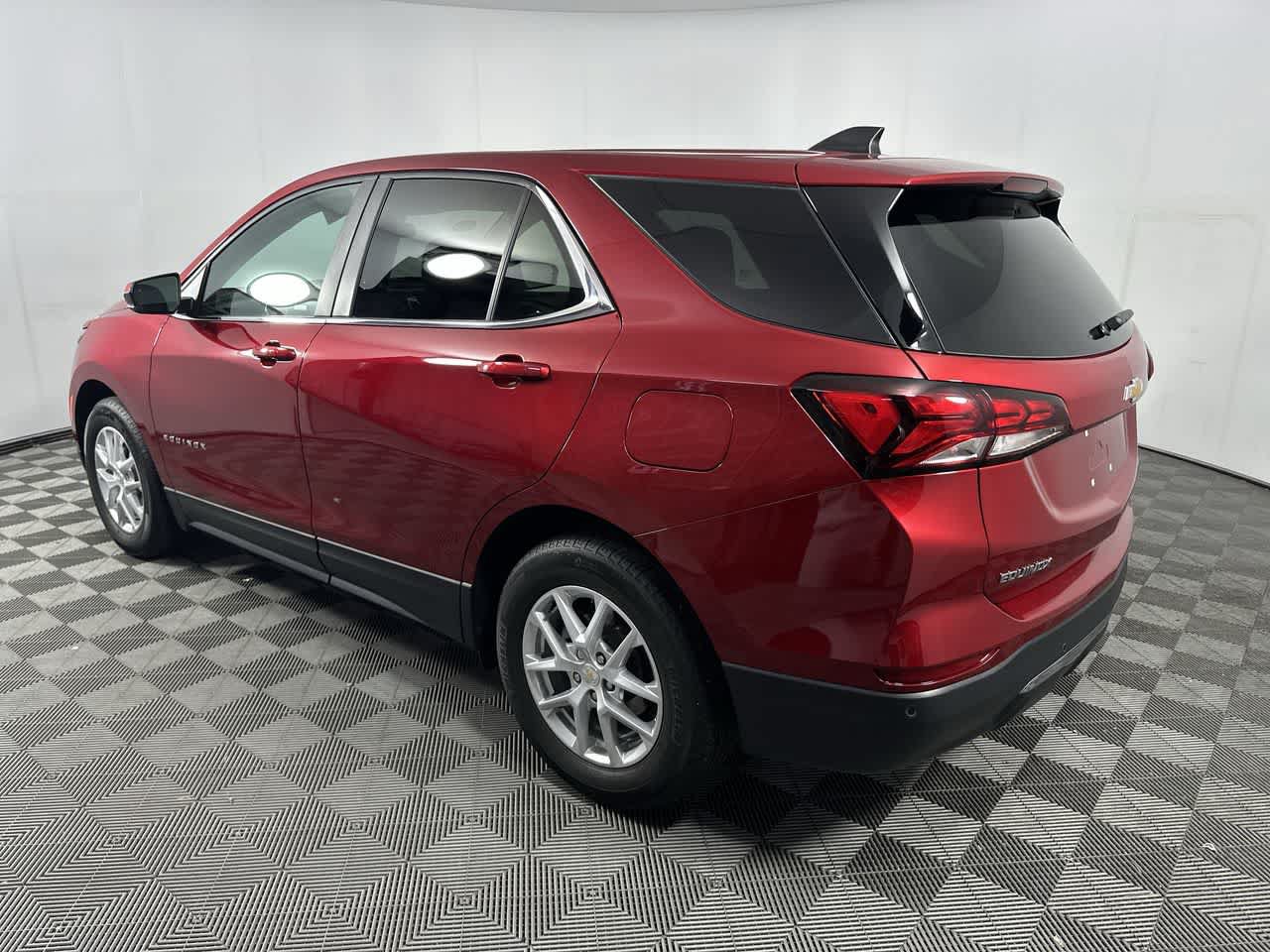 Used 2024 Chevrolet Equinox LT FWD image 3