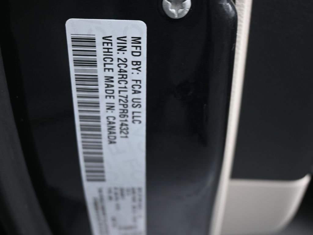 Used 2023 Chrysler Pacifica Touring-L image 18