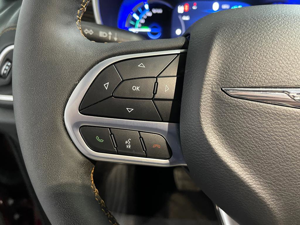 Used 2023 Chrysler Pacifica Pinnacle FWD image 32