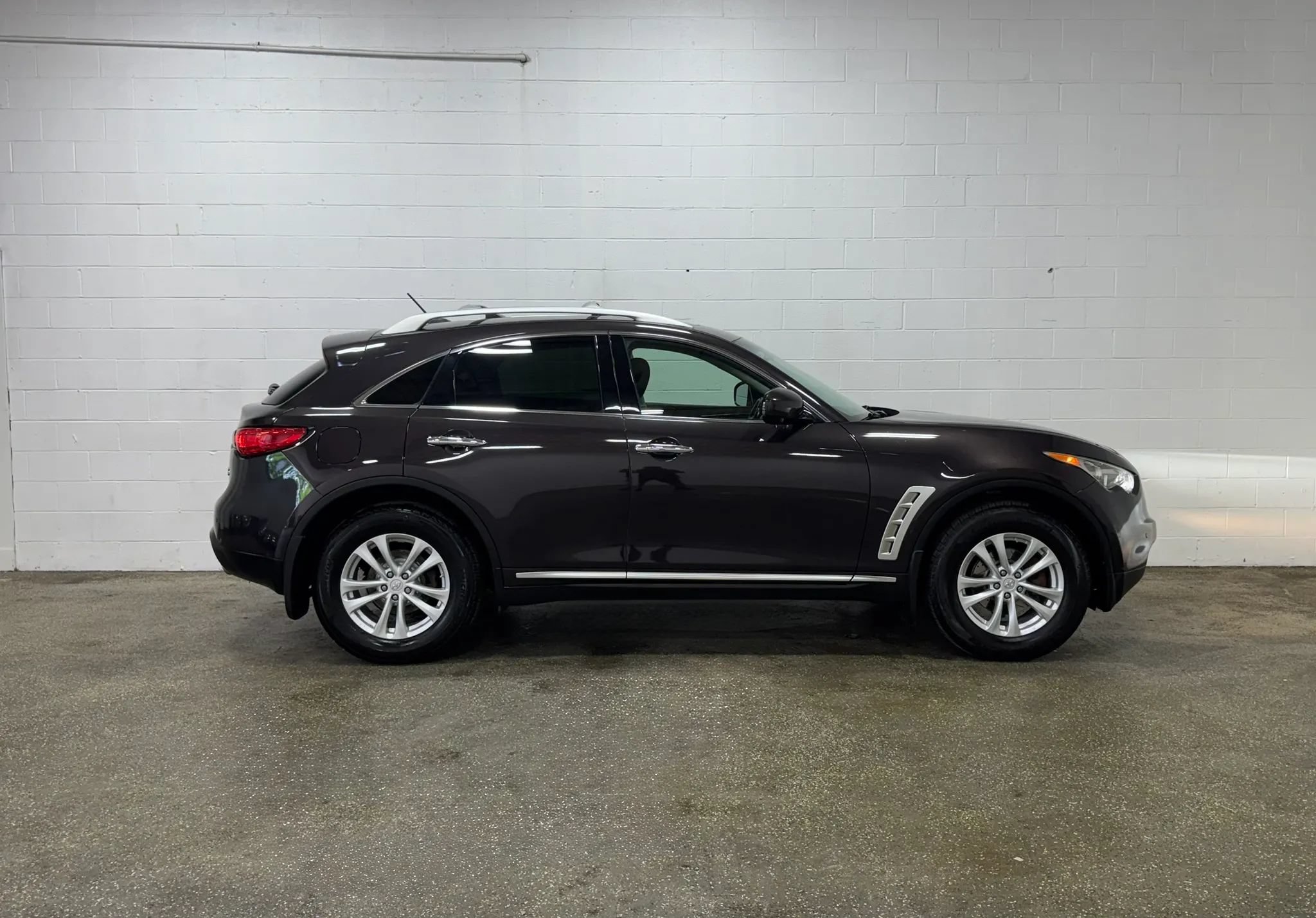 Used 2011 INFINITI FX35 AWD w/ Premium Pkg image 2