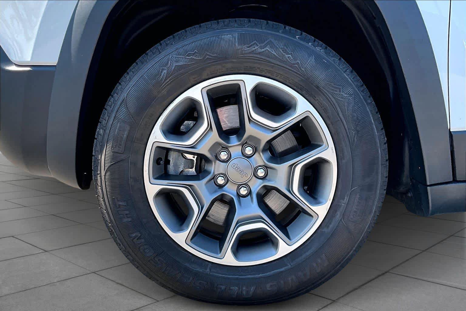 Used 2020 Jeep Cherokee Trailhawk w/ Cold Weather Group image 11