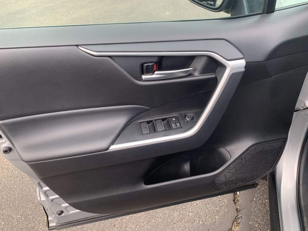 Used 2025 Toyota RAV4 XLE image 13