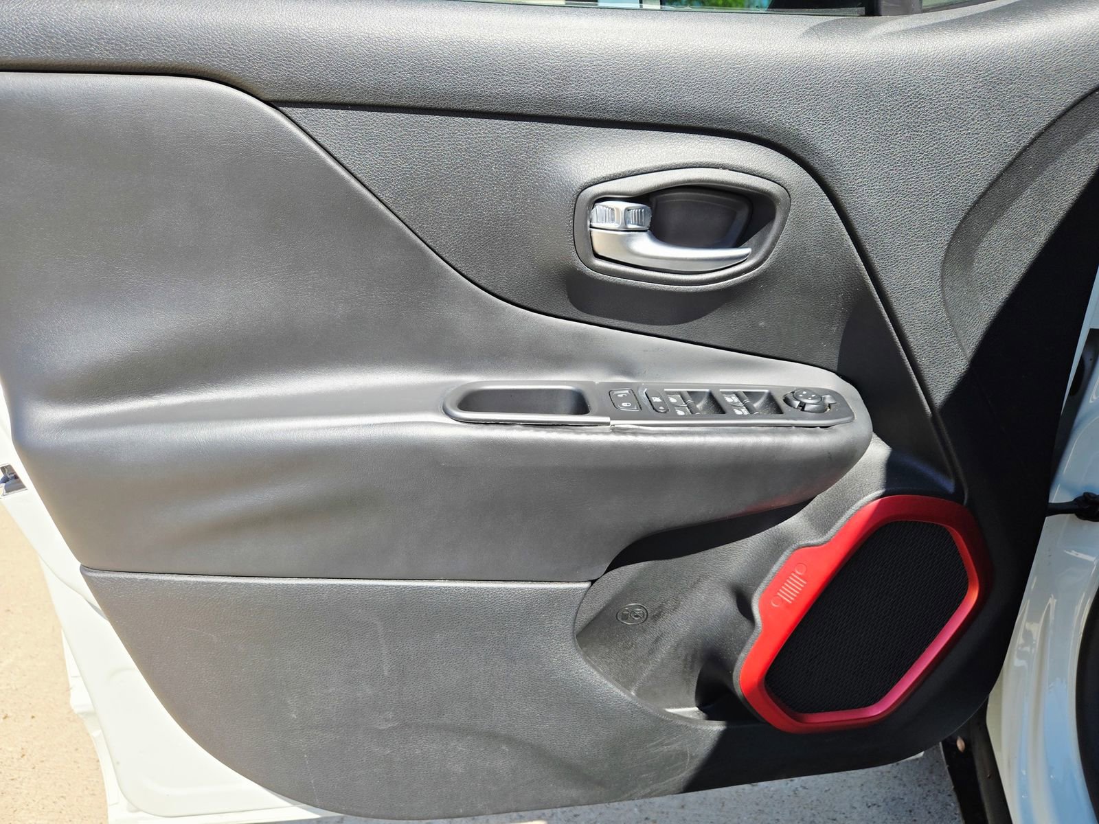 Used 2015 Jeep Renegade Trailhawk w/ Cold Weather Group image 27