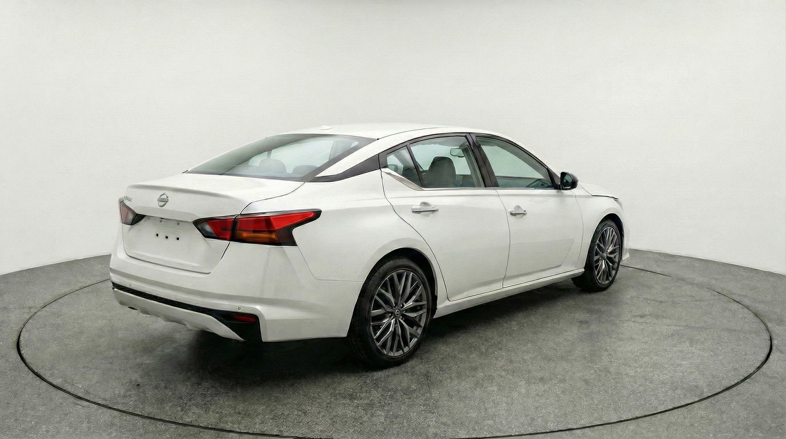 Used 2025 Nissan Altima 2.5 SV FWD image 9