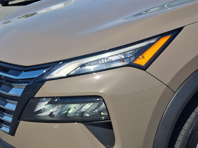 Used 2025 Nissan Rogue SV AWD/4WD image 9