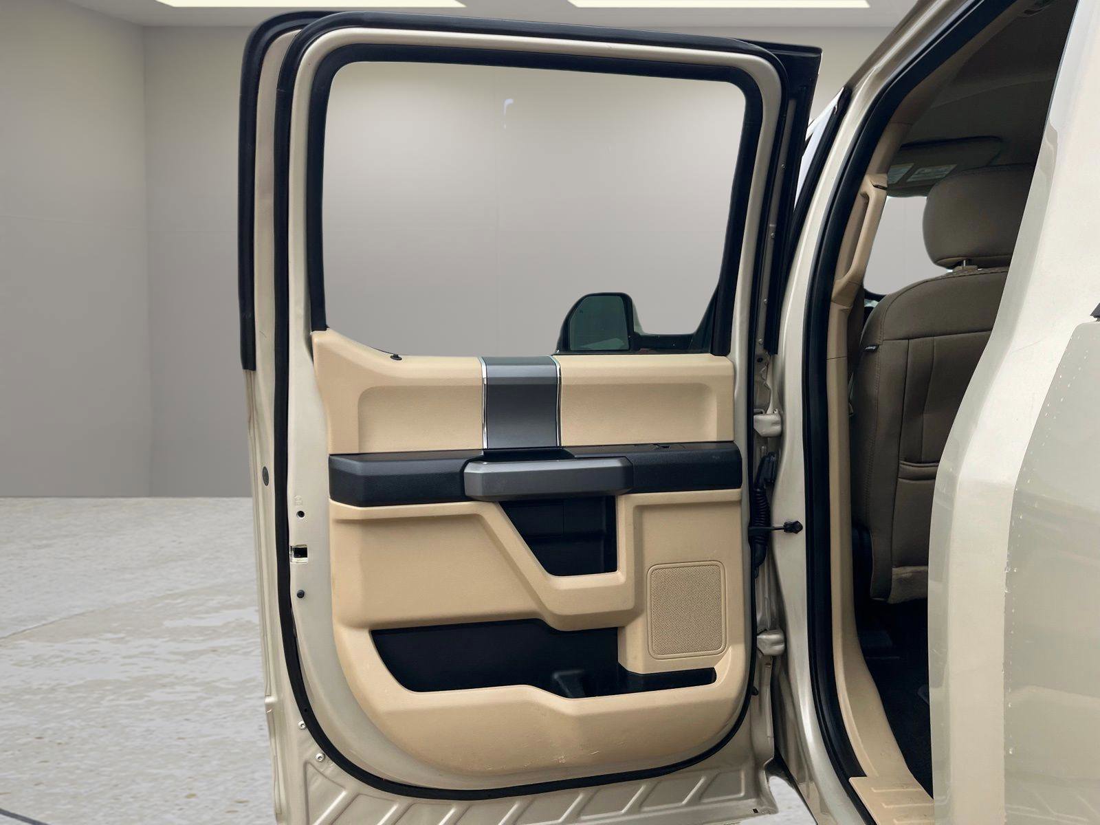 Used 2018 Ford F150 XLT w/ XTR Package image 26