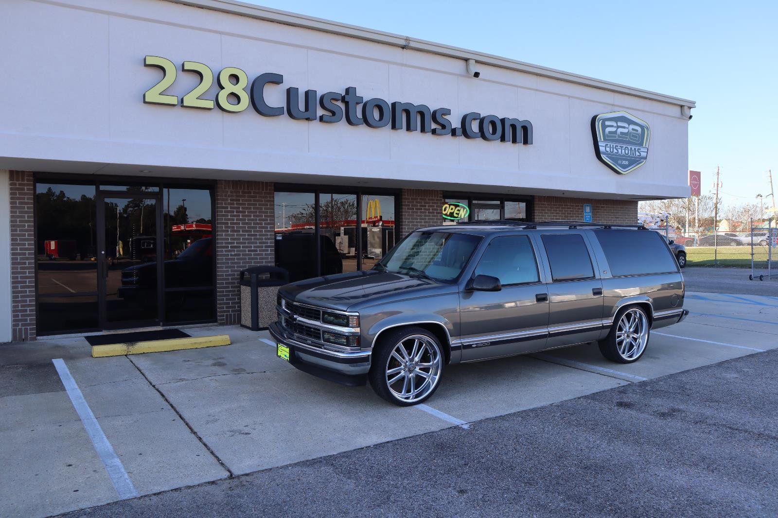 Used 1999 Chevrolet Suburban 2WD w/ Preferred Equipment Group 3 image 2