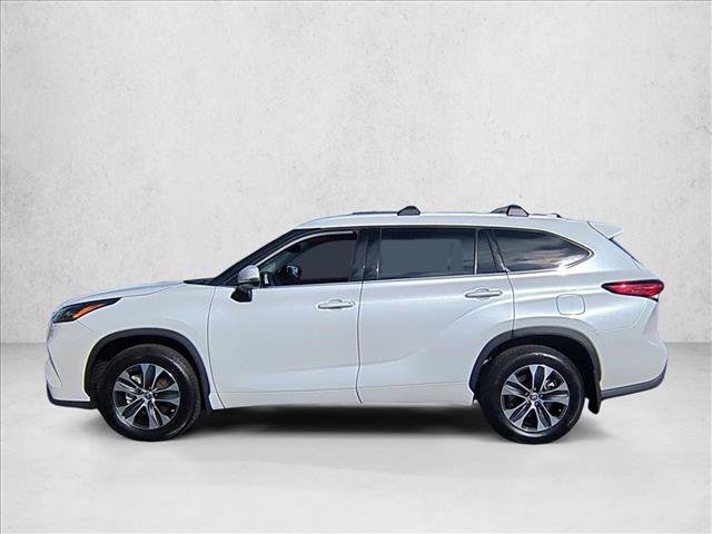 Used 2022 Toyota Highlander XLE image 2