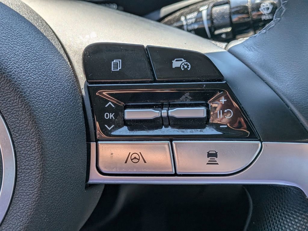 Used 2025 Hyundai Elantra Limited image 22