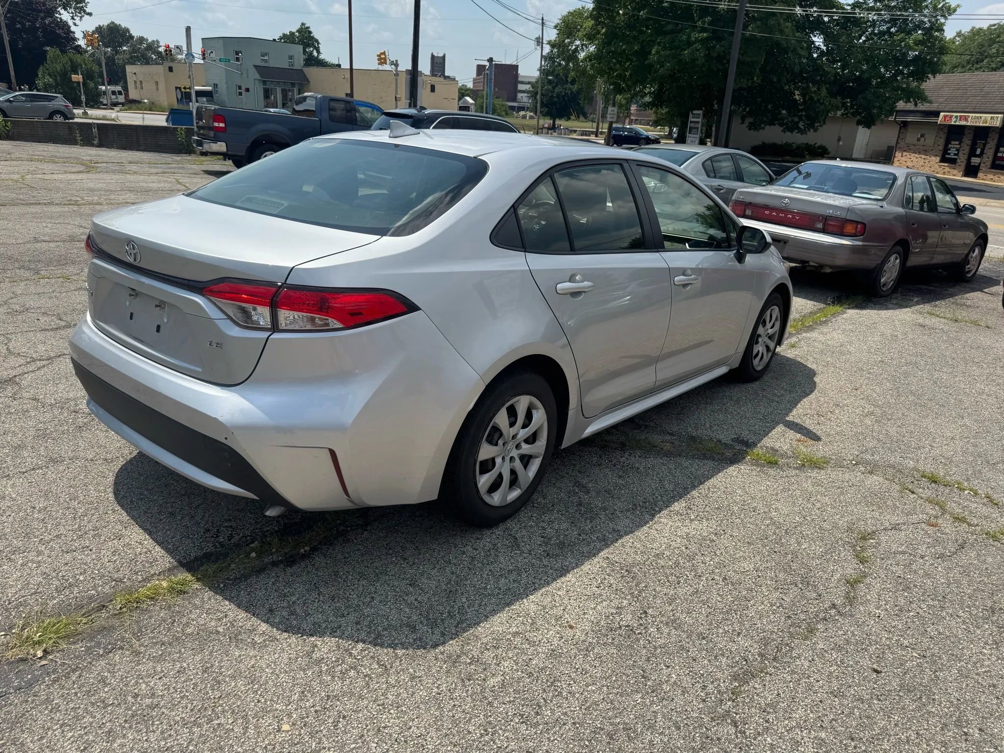 Used 2020 Toyota Corolla LE image 2