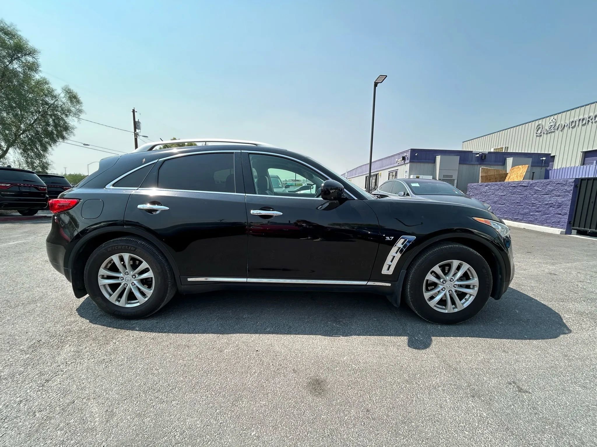Used 2016 INFINITI QX70 3.7 w/ Premium Package image 4