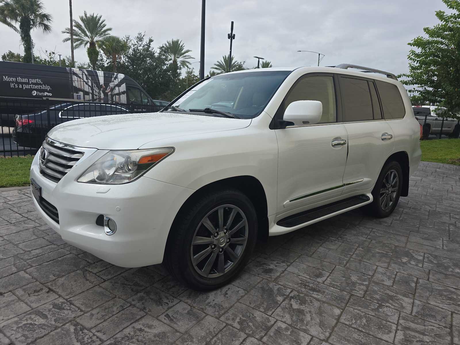 Used 2011 Lexus LX 570 4WD w/ Luxury Pkg image 8