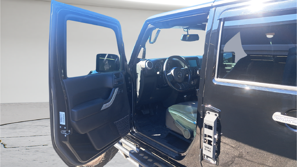 Used 2015 Jeep Wrangler Unlimited Sahara w/ Max Tow Package AWD/4WD image 8