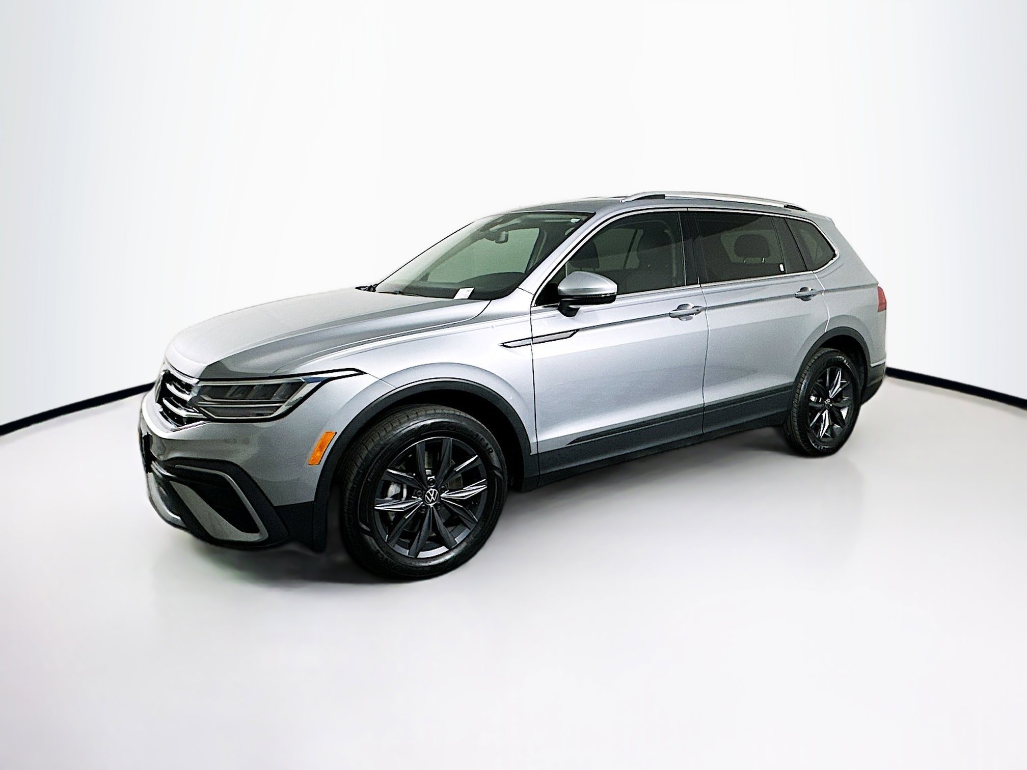 Used 2023 Volkswagen Tiguan SE image 4