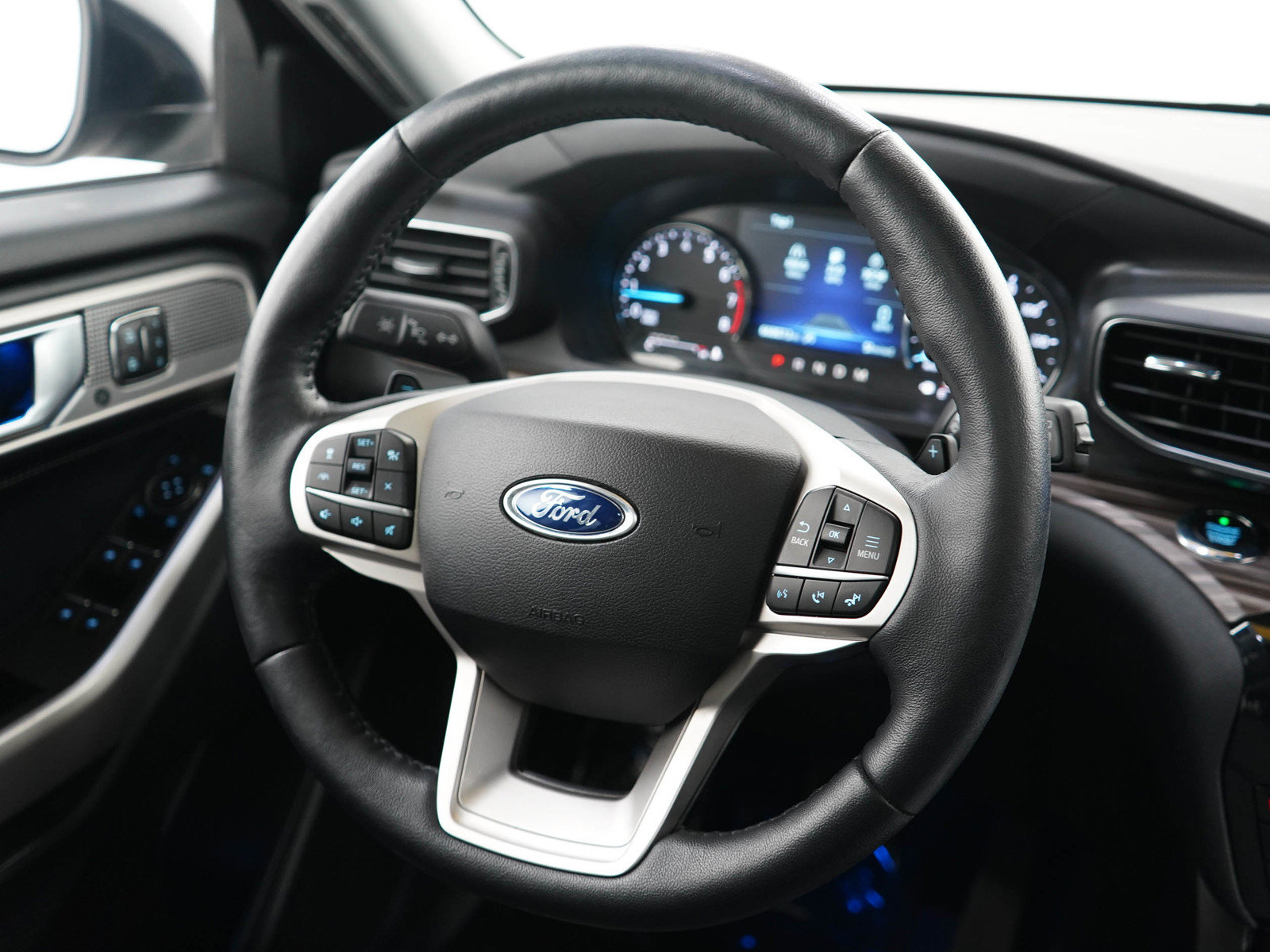 Used 2021 Ford Explorer Limited w/ Equipment Group 301A AWD/4WD image 16