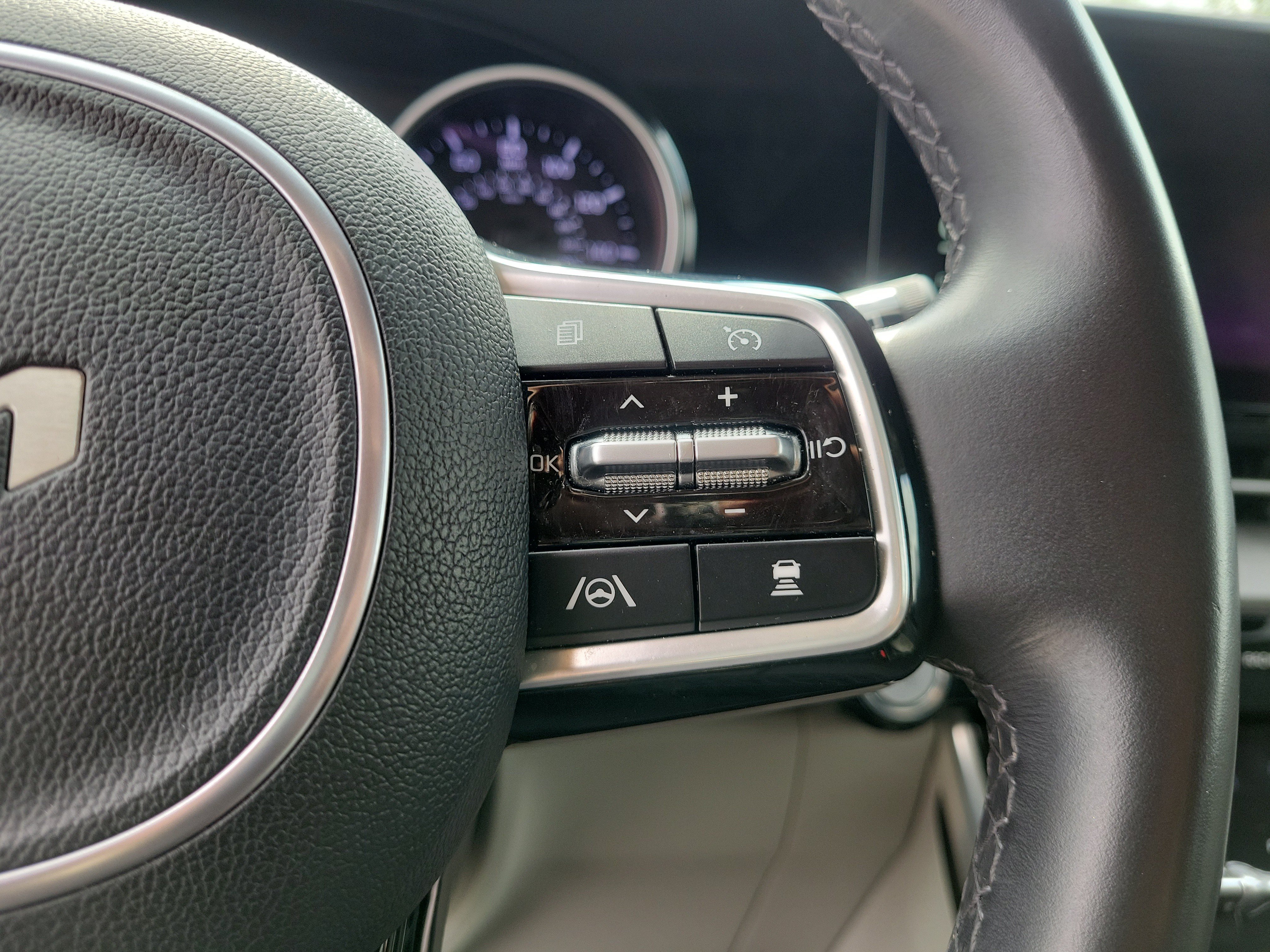 Used 2024 Kia Carnival EX FWD image 20