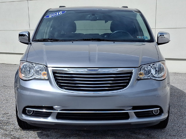 Used 2016 Chrysler Town & Country Touring-L FWD image 5